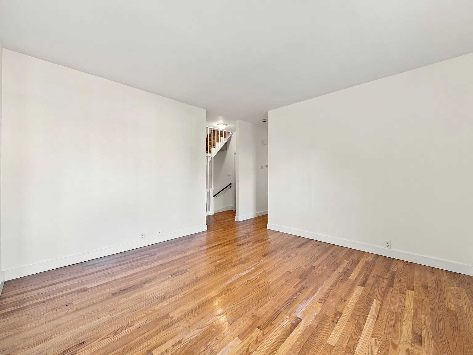 3 bed, 1.0 bath, 1400 sqft, $3,400 — Photo 4
