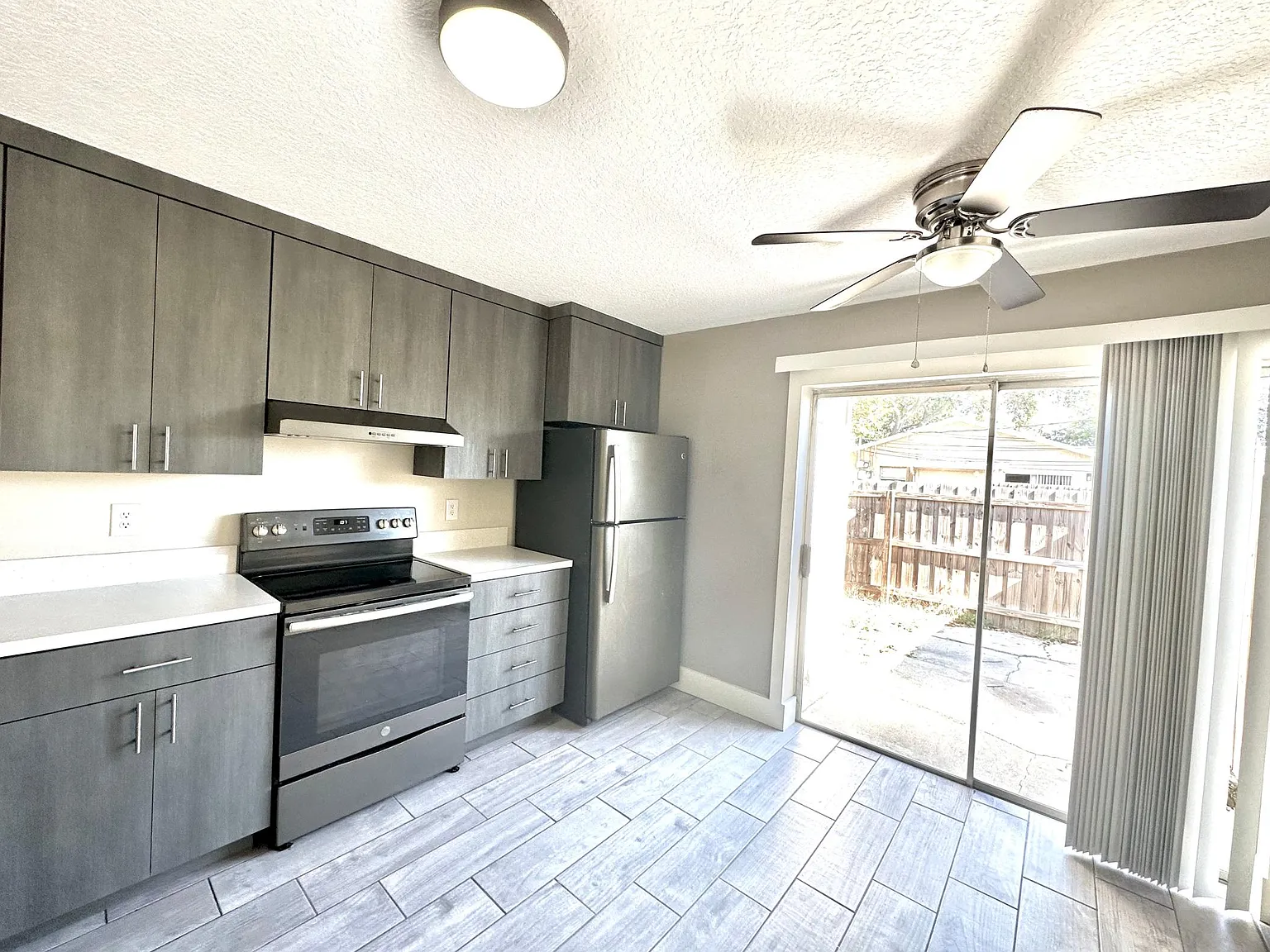2 bed, 725 sqft, $1,600 — Photo 2