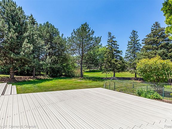 3rd image of 31259 Applewood Ln