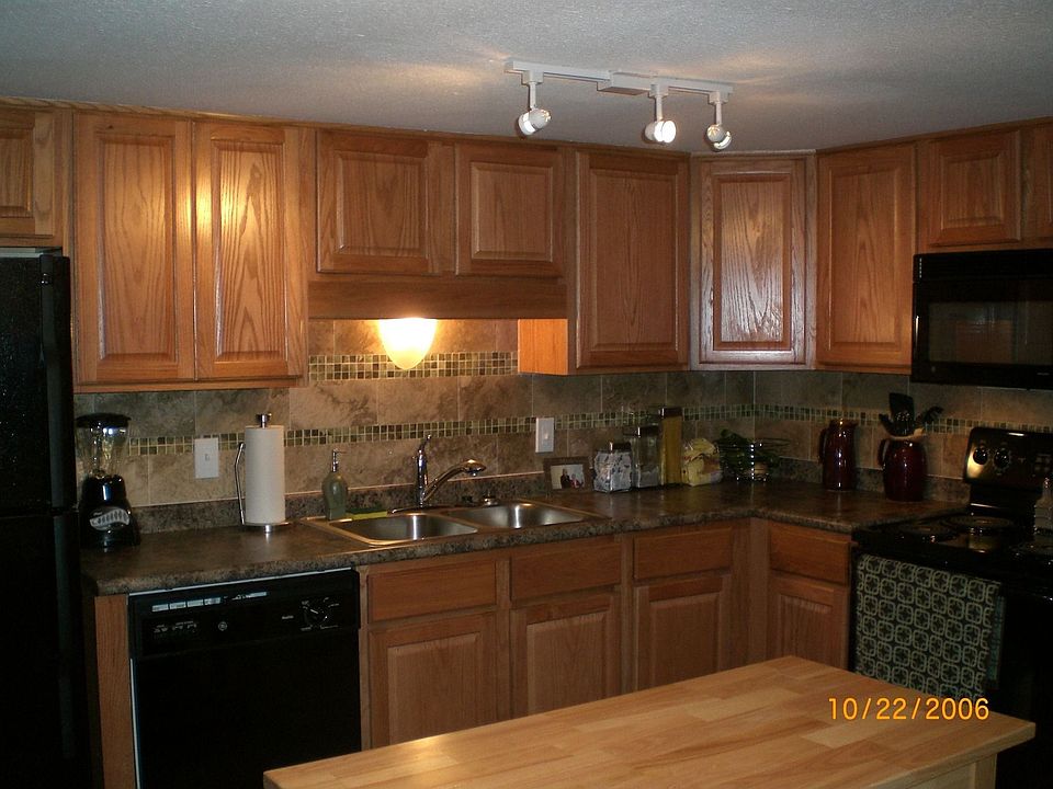 Kitchen w/ Island 