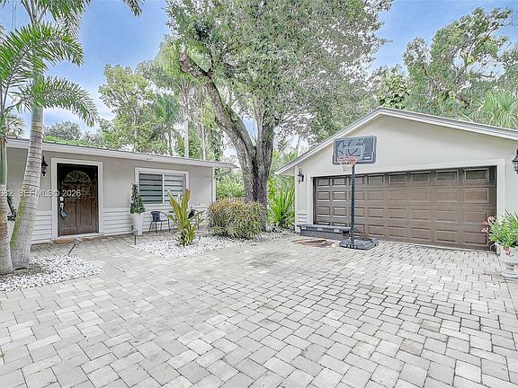 2nd image of 369 Caloosa Dr