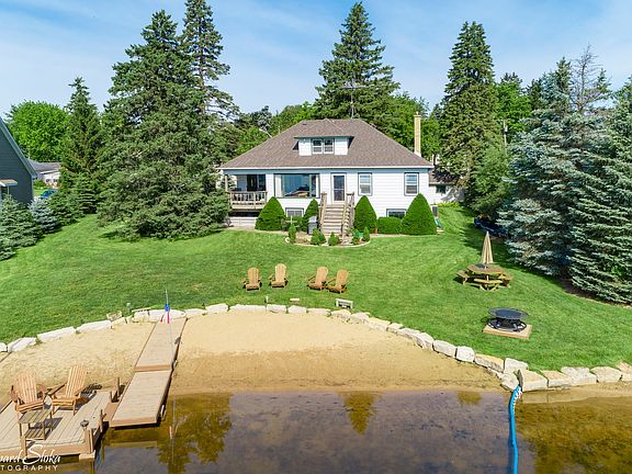 Great Lakefront Cottage ~ 2 FIRST FLOOR BEDROOMS ~ enjoy your own private beach!