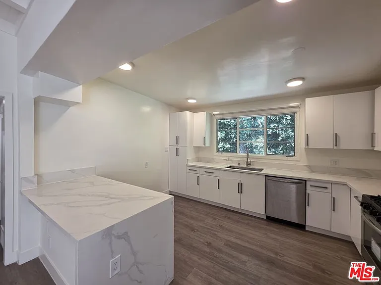 1635 S Beverly Glen Blvd #6 — Photo 35