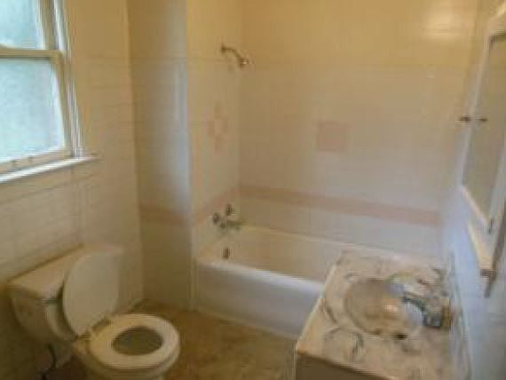 3rd image of 851 McLaran Ave