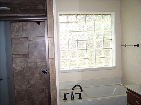 4th image of 915 Gwinnett Cir