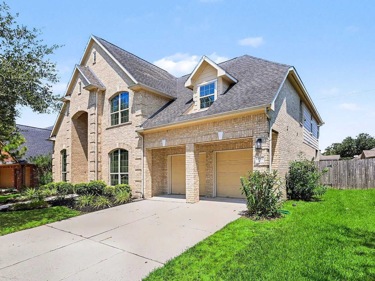 4 bed, 3.5 bath, 4037 sqft, $3,700 — Photo 4