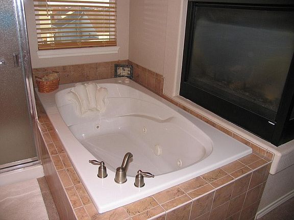 Jacuzzi and Fireplace