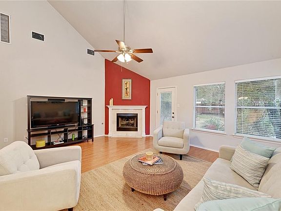 3rd image of 5815 Pecanwood Ln