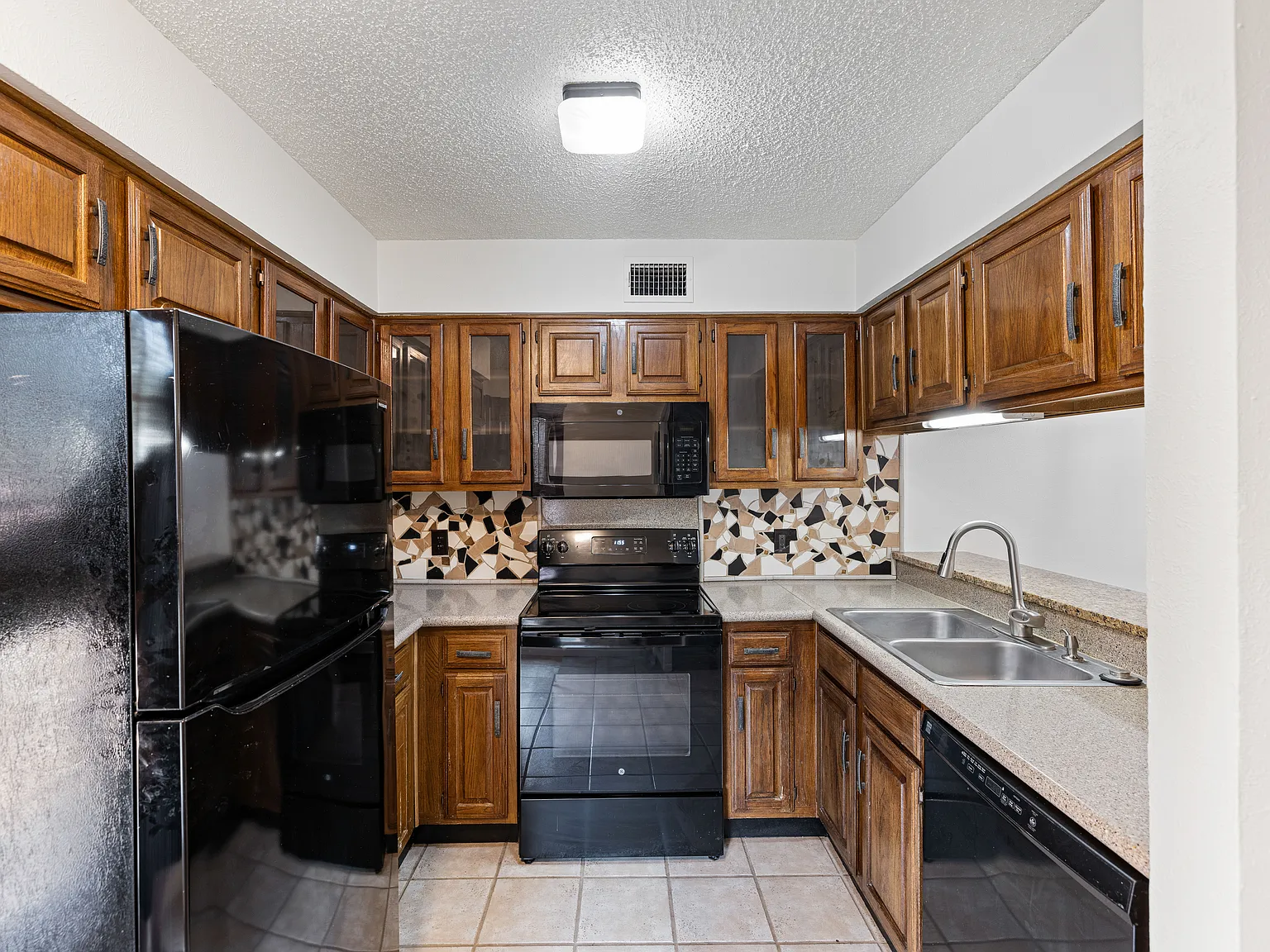 2 bed, 1377 sqft, $2,150 — Photo 4