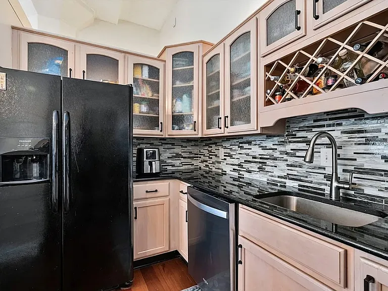 5850 Centre Ave #302 — Photo 6