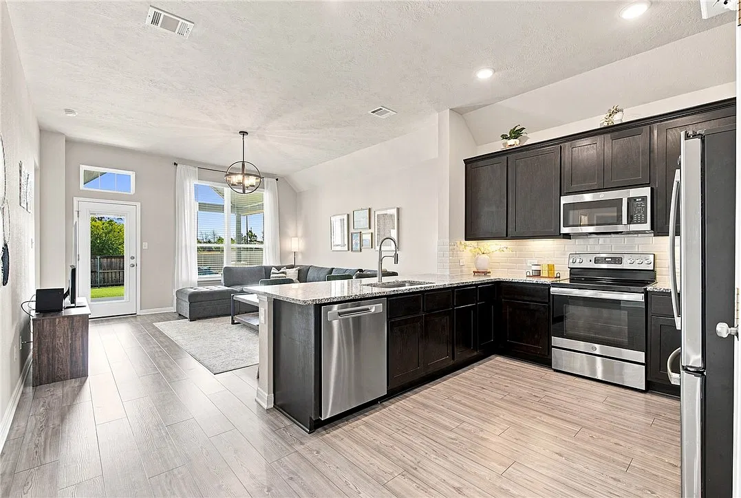3 bed, 2.0 bath, 1466 sqft, $2,100 — Photo 4
