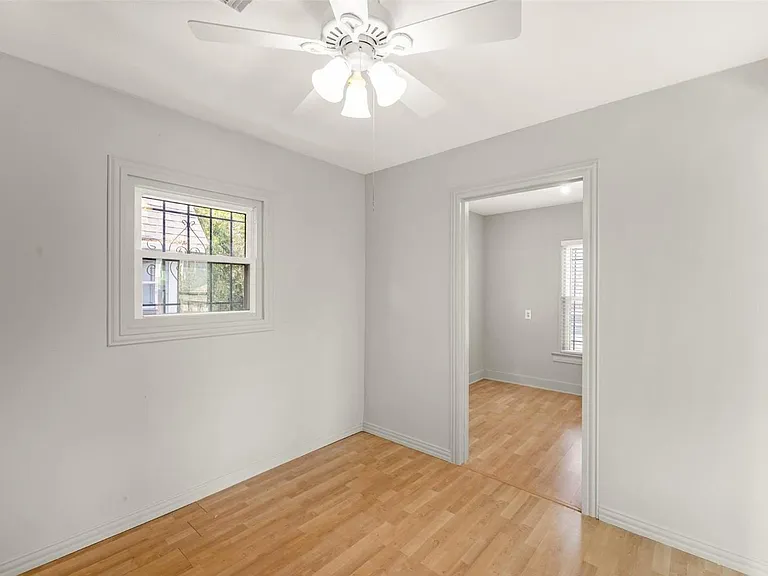 2415 Columbia St — Photo 21