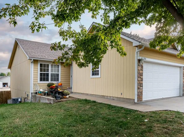 1920 Jackson Dr, Tonganoxie, KS 66086