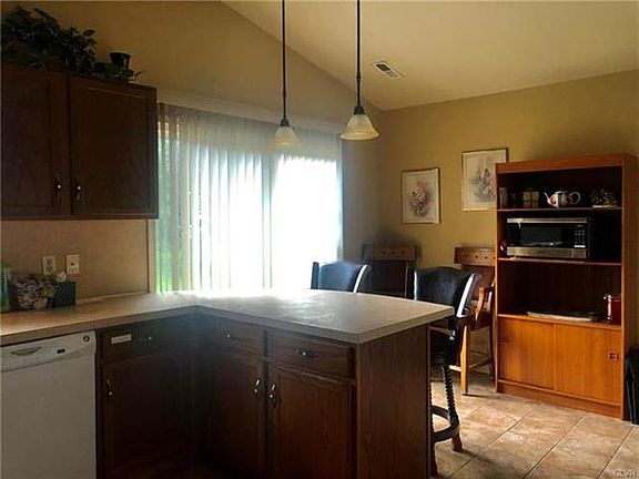 5th image of 19 Fort Lee Ct