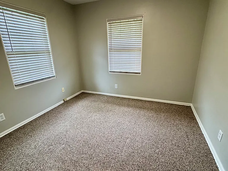 1114 Thorndale Dr — Photo 7