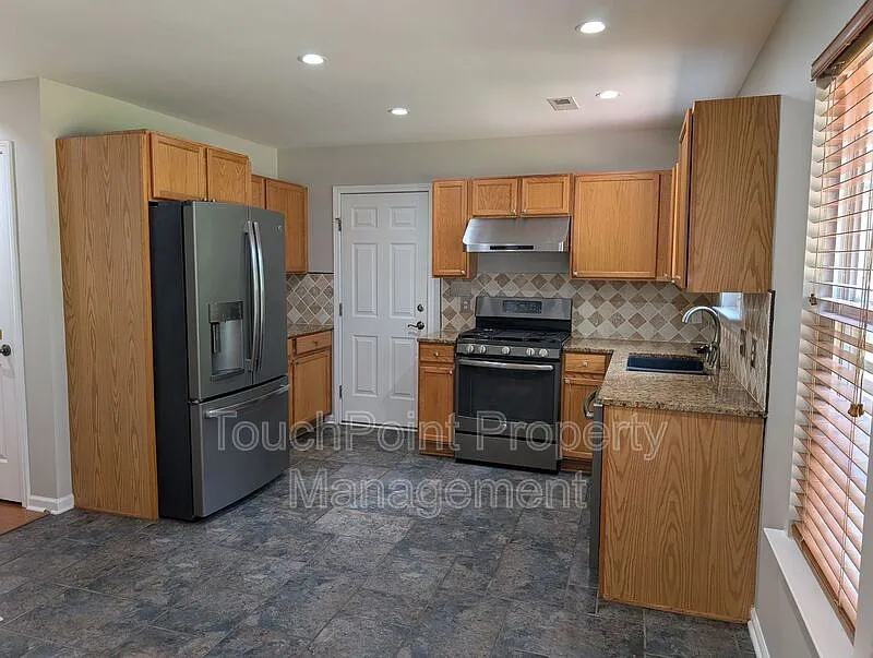 3 bed, 2.5 bath, 1697 sqft, $2,295 — Photo 3