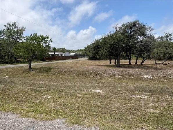 807 Traylor Ave, Rockport, TX 78382