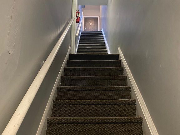 3rd image of 410 W Walnut Ln APT 4