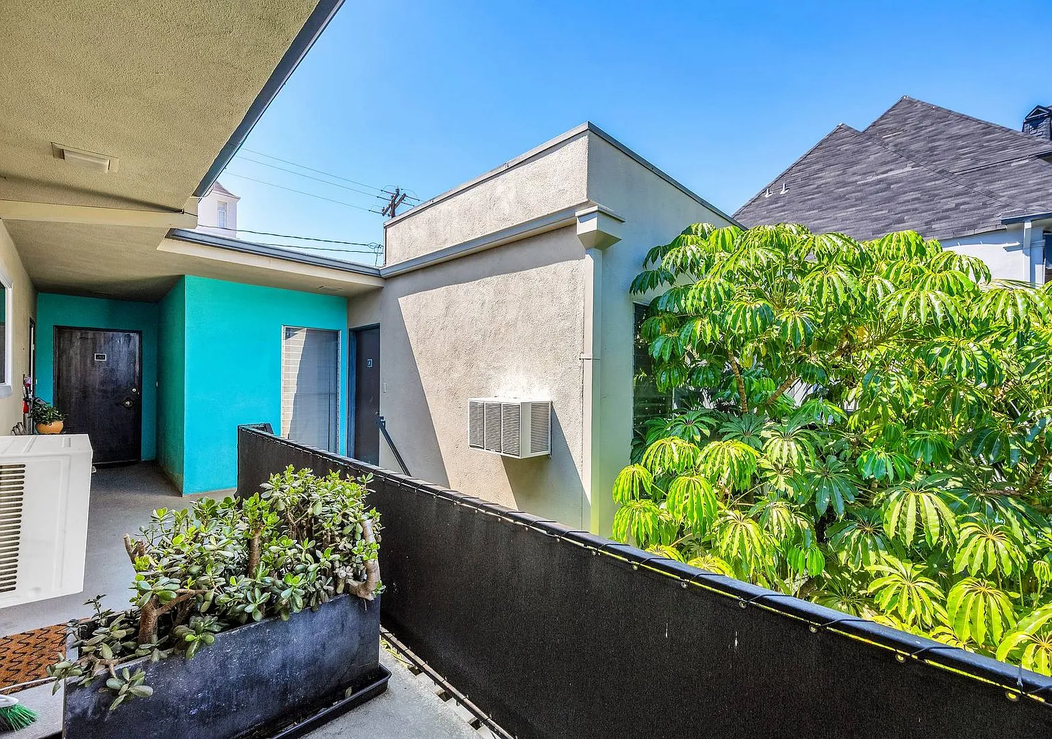 One bed in Mid-Century pool building — Photo 4