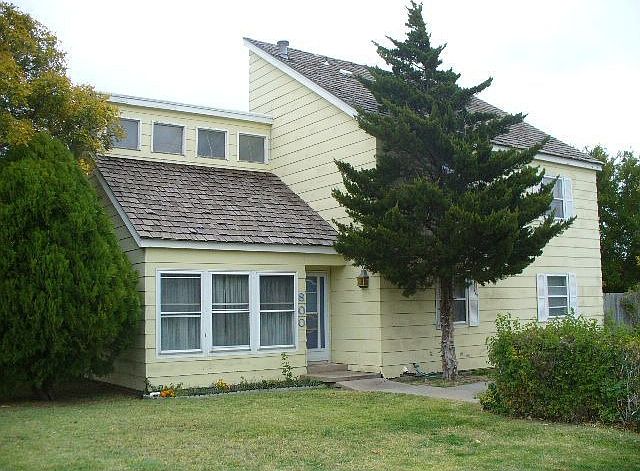 1st image of 800 University Dr