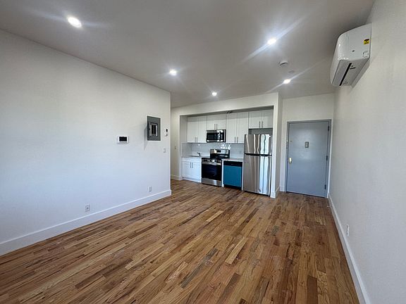 3rd image of 1052 Willoughby Ave #2B