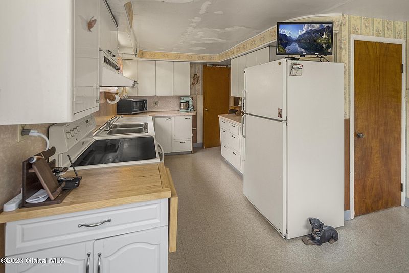 5th image of 988 Sacandaga Road