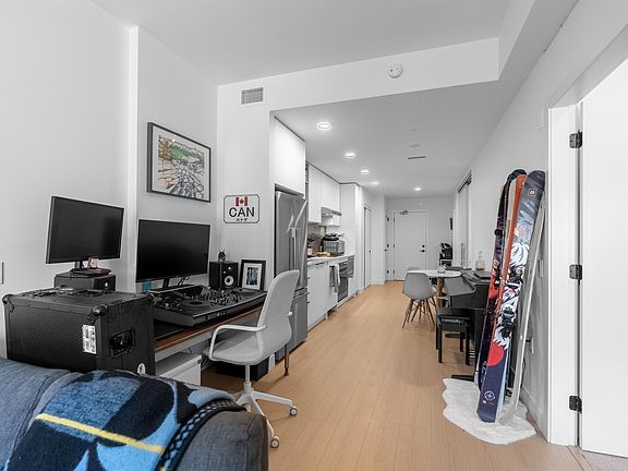 4th image of 422 E 3rd St #317