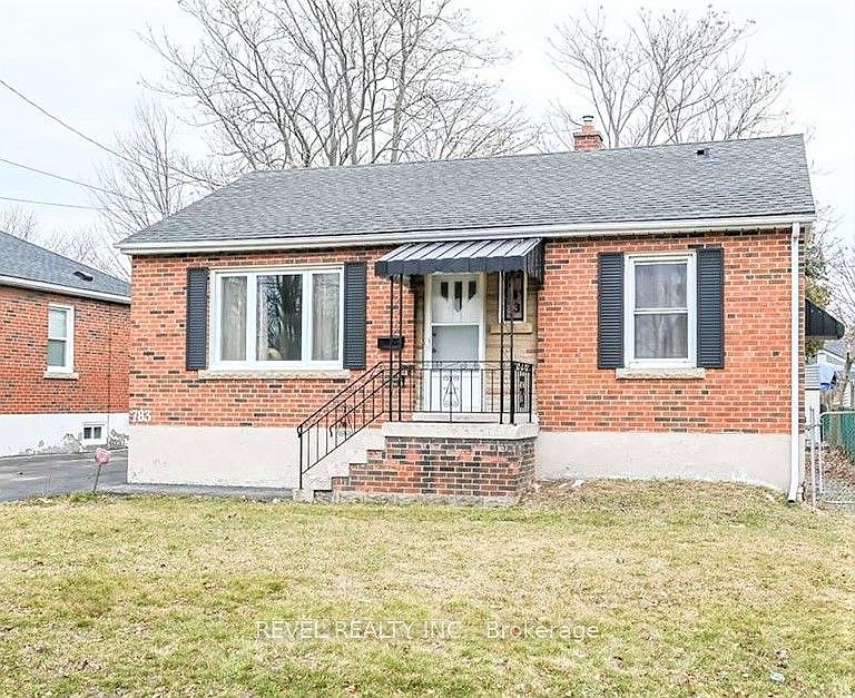 1st image of 783 Queensdale Ave E