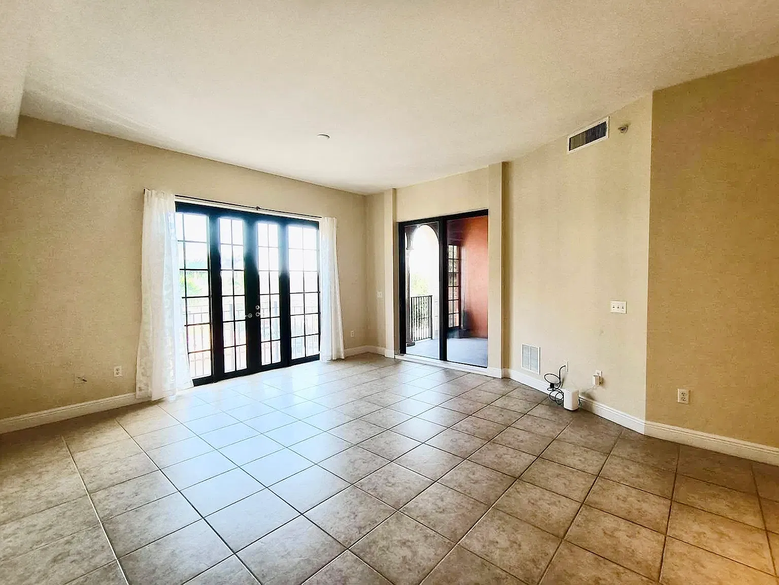 1 bed, 1.5 bath, 1005 sqft, $2,200 — Photo 4