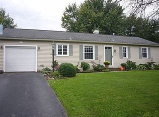 11 Round Hill Rd, Henrietta, NY 14467