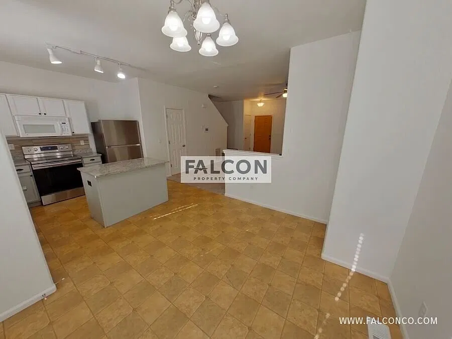 Gorgeous Townhouse In Fountain! — Photo 3