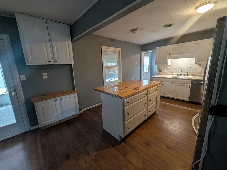 2113 W Christy Ln — Photo 12