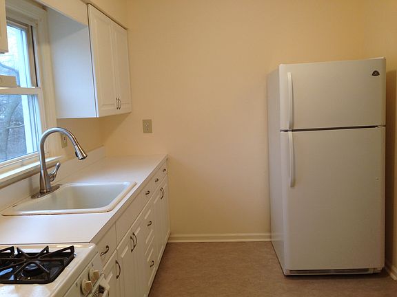 3rd image of 1377 Circle Dr E