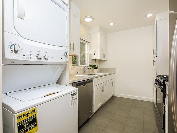 3rd image of 118 N Beachwood Dr APT C