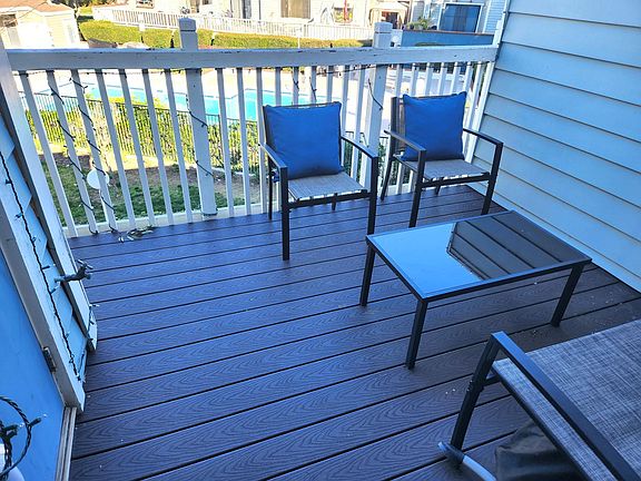 4th image of 37200 Meadowbrook Cmn APT 205