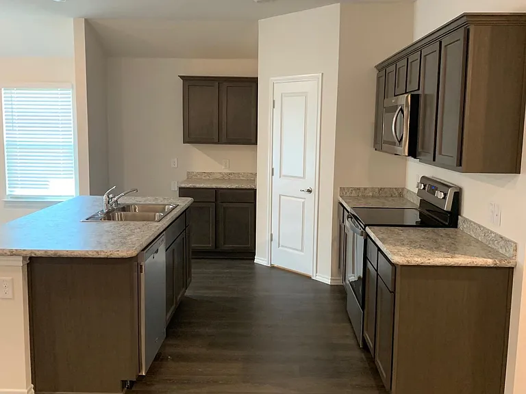 1121 Silver Maple Ln — Photo 2