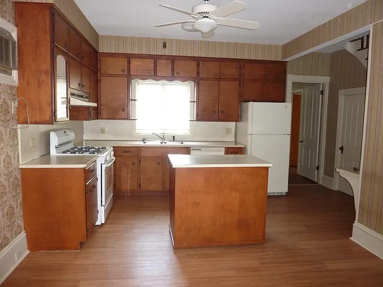 214 N College St — Photo 2