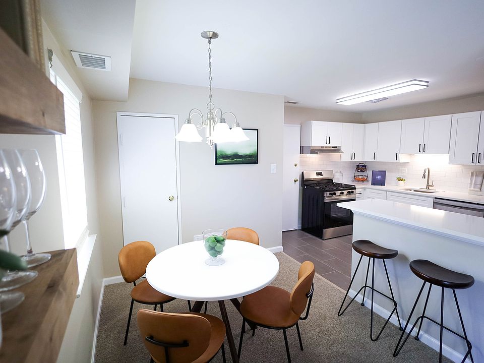 Salem Harbour Apartments Dining Room & Kitchen