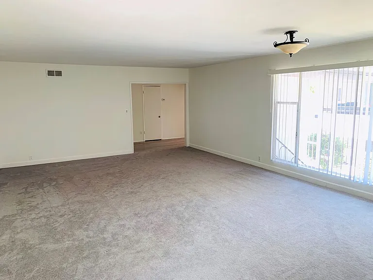 1021 Grove — Photo 7