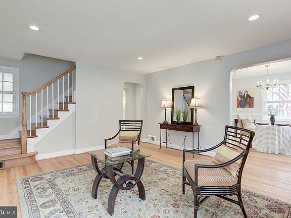 4th image of 211 Noland St