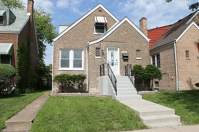 9120 S Paxton Ave photo 1