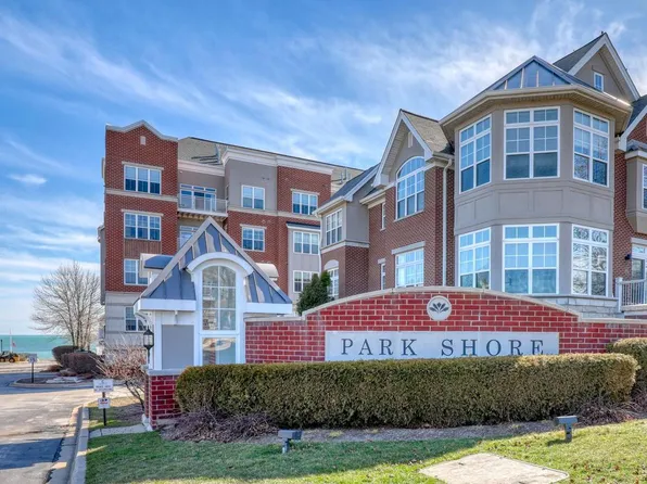 3930 South Lake DRIVE #110, Saint Francis, WI 53235
