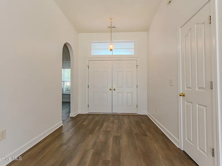 1005 Meadowlands Trl NW — Photo 4