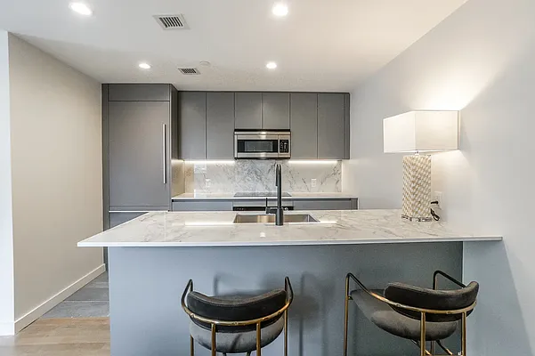 Rented by Bond New York | media 25