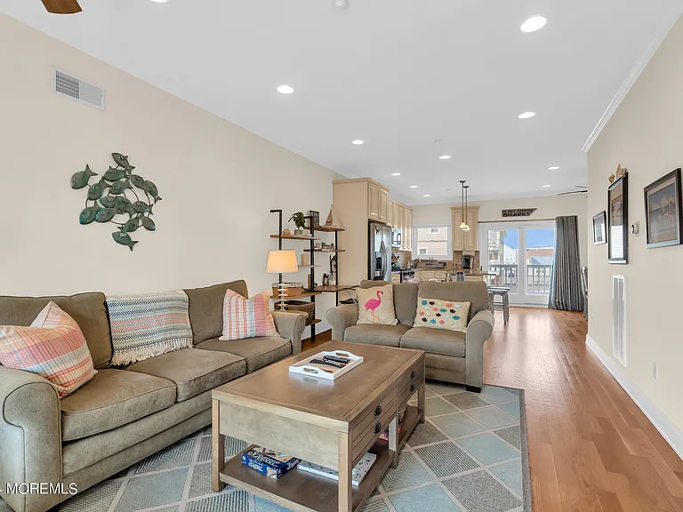21 Blaine Ave #11 — Photo 12