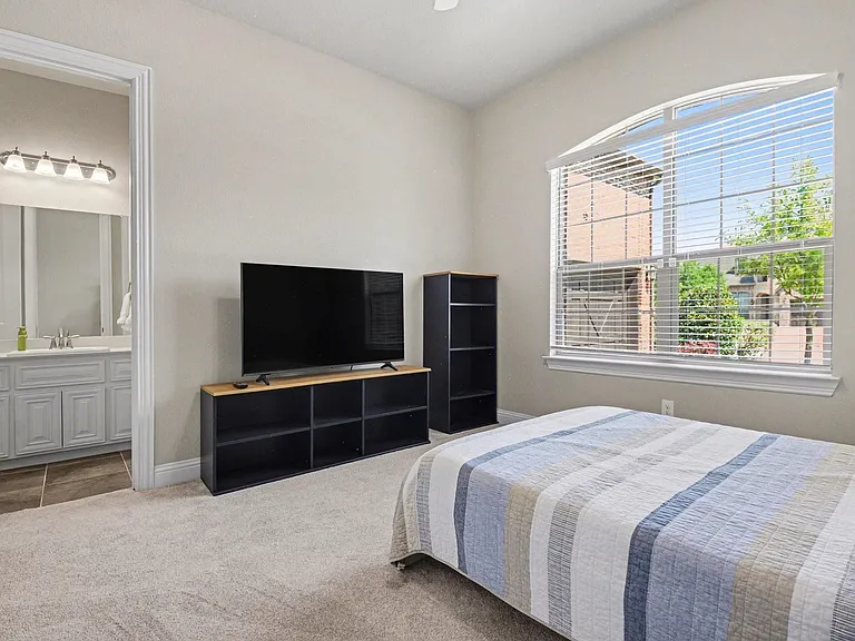 3323 Royal Ridge Dr — Photo 23
