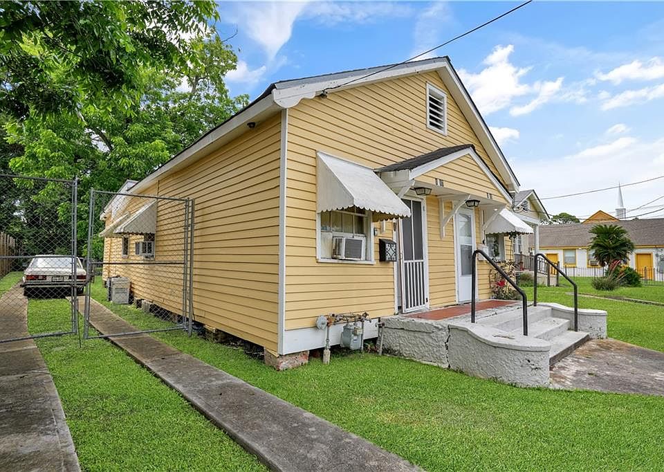 1st image of 1015-17 Saux Ln