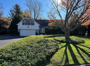 50 Harwood Dr E, Glen Cove, NY 11542