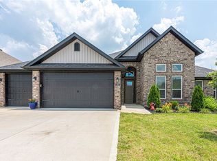 552 N Sabine Pass Rd, Fayetteville, AR 72704