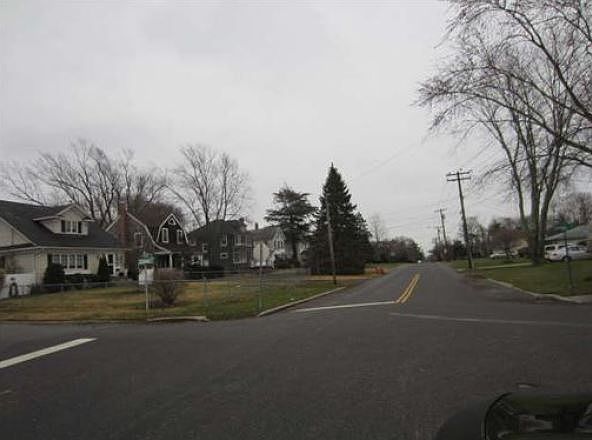 2nd image of 186 Bay Ave